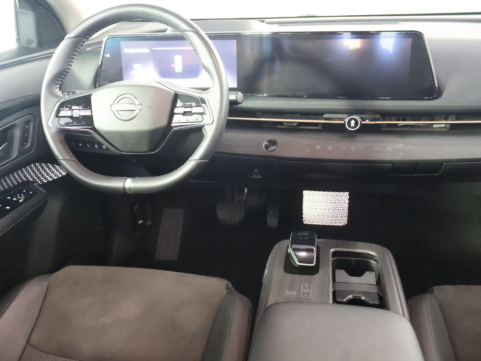 Used 2023 Nissan Ariya AWD image 30