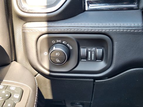Used 2025 RAM 3500 Limited AWD/4WD image 23