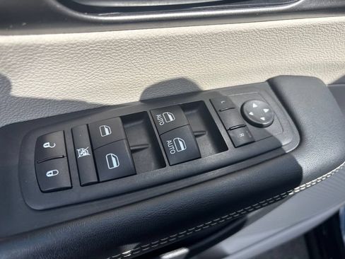 Used 2024 Chrysler Pacifica Touring-L FWD image 19