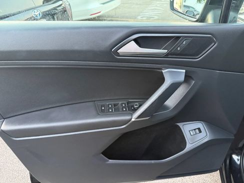 Used 2018 Volkswagen Tiguan SEL AWD/4WD image 14