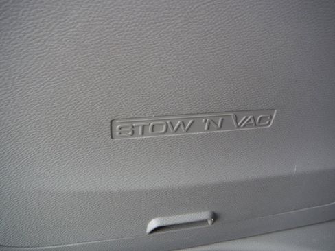 Used 2021 Chrysler Pacifica Touring-L w/ Uconnect Theater Family Group FWD image 5