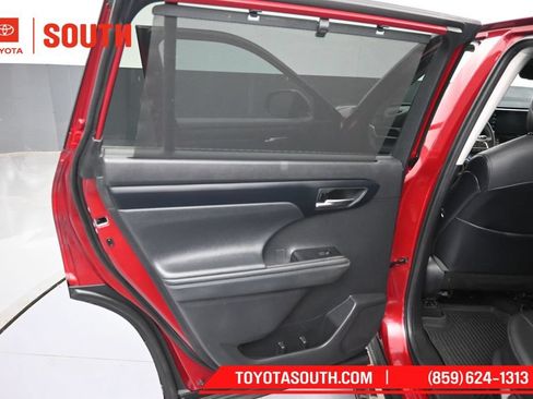 Used 2021 Toyota Highlander XLE AWD/4WD image 27
