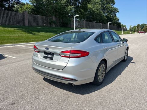 Used 2017 Ford Fusion SE FWD image 4