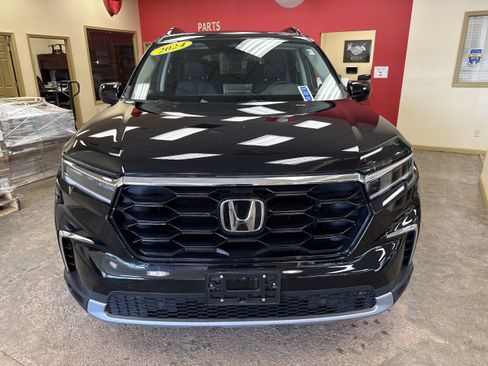 Used 2024 Honda Pilot Touring image 2