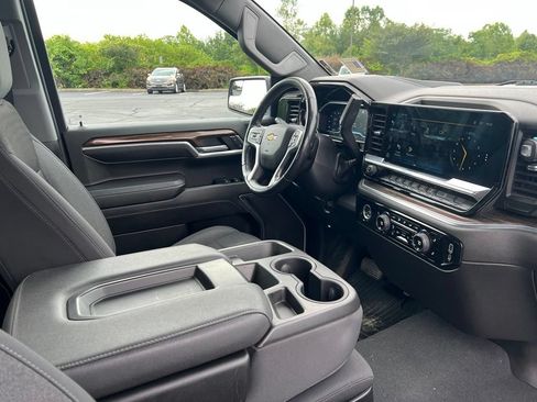 Used 2022 Chevrolet Silverado 1500 LT w/ Z71 Off-Road Package AWD/4WD image 9