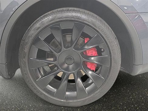 Used 2023 Tesla Model Y Long Range image 31