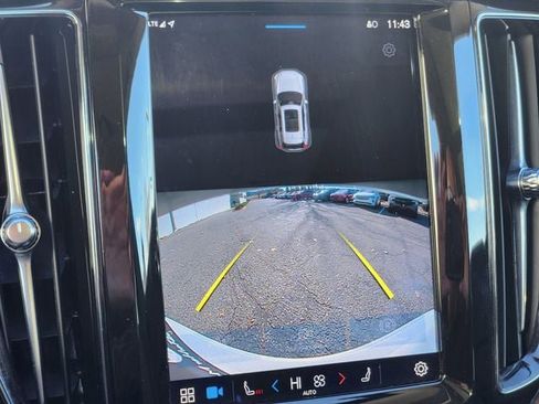 Certified 2022 Volvo XC60 B5 Momentum image 23