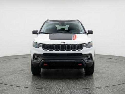 Used 2025 Jeep Compass Trailhawk image 2