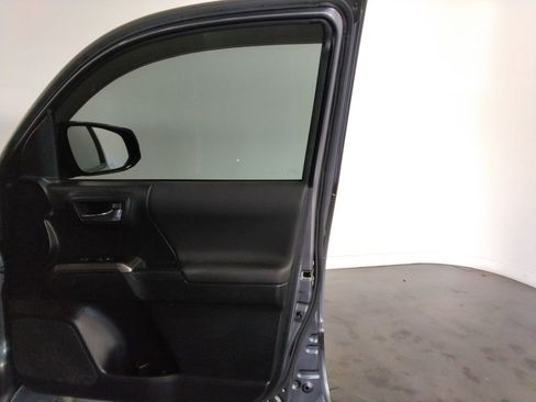 Used 2018 Toyota Tacoma TRD Off-Road image 36