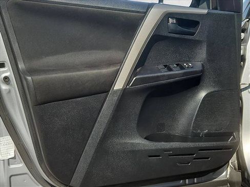 Used 2018 Toyota RAV4 LE FWD image 10