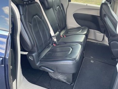 Used 2018 Chrysler Pacifica Touring-L image 5