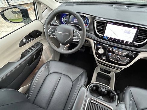 Used 2024 Chrysler Pacifica Limited FWD image 9
