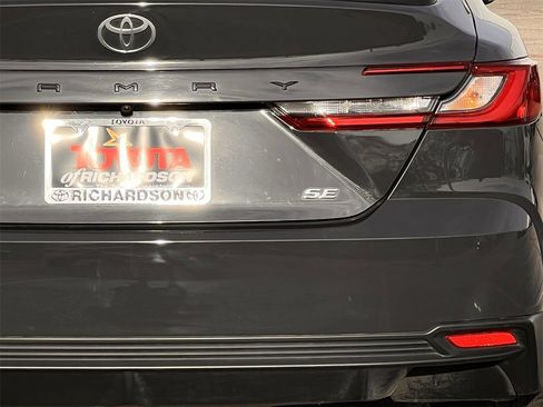Used 2025 Toyota Camry SE image 5