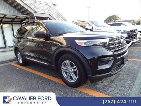 Used 2024 Ford Explorer XLT RWD image 2