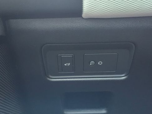 Certified 2025 Land Rover Discovery Dynamic SE image 23