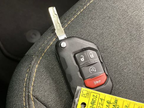 Used 2024 Jeep Wrangler Sahara image 28