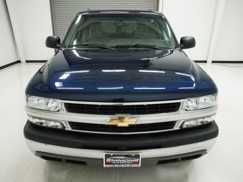 Used 2004 Chevrolet Suburban LS image 2