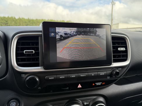 Used 2025 Hyundai Venue SEL FWD image 17