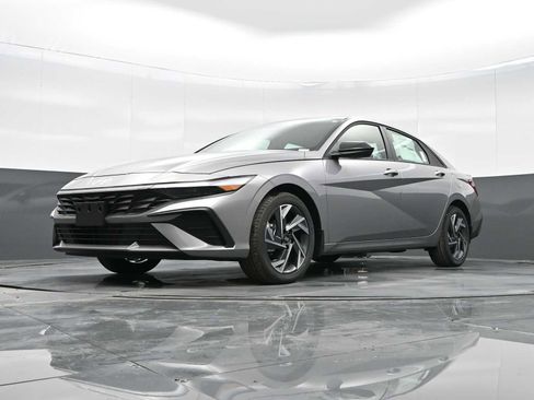 Certified 2025 Hyundai Elantra Sport image 30