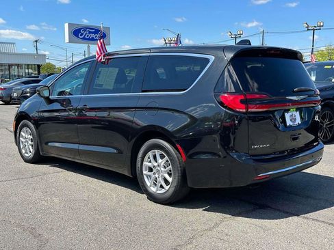 Used 2023 Chrysler Pacifica Touring-L FWD image 5