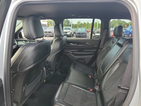Used 2024 Jeep Grand Cherokee Altitude RWD image 27