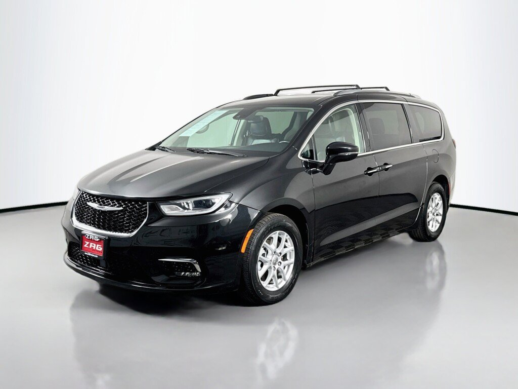 Used 2021 Chrysler Pacifica Touring-L FWD image 1