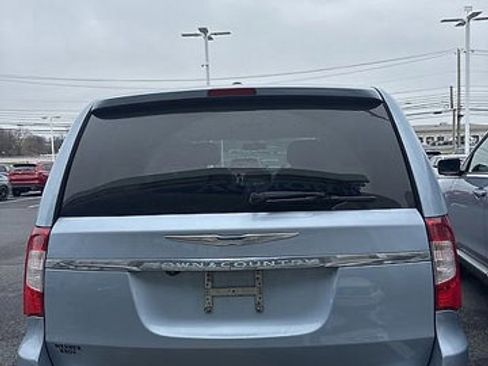 Used 2016 Chrysler Town & Country Touring w/ Driver Convenience Group image 4