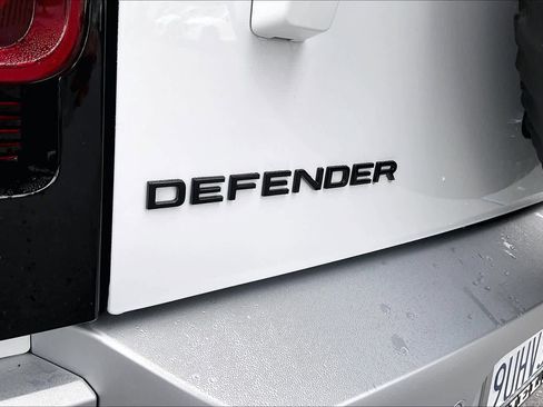 Used 2025 Land Rover Defender 110 S image 11