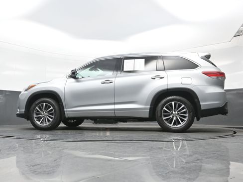 Used 2017 Toyota Highlander SE image 26