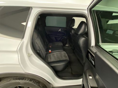 Used 2023 Mitsubishi Outlander SE Black Edition AWD/4WD image 35