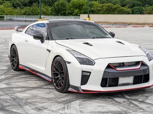 Used 2018 Nissan GT-R Premium image 8