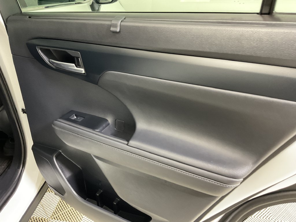 Used 2020 Toyota Highlander XLE AWD/4WD image 25