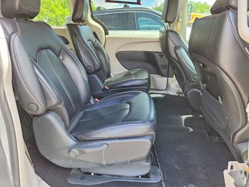 Used 2023 Chrysler Pacifica Touring-L FWD image 9