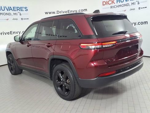 Used 2023 Jeep Grand Cherokee Limited w/ Black Appearance Package AWD/4WD image 6