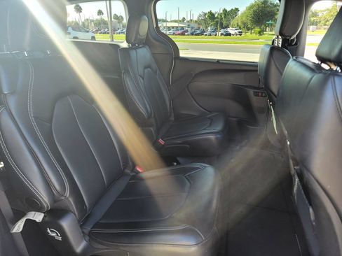 Used 2025 Chrysler Pacifica Select FWD image 15