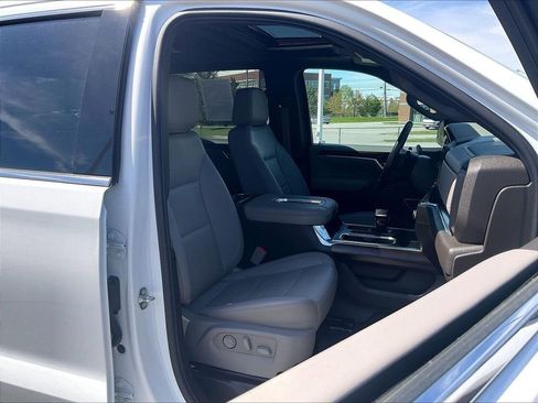 Used 2022 GMC Sierra 1500 SLT w/ SLT Premium Plus Package AWD/4WD image 11
