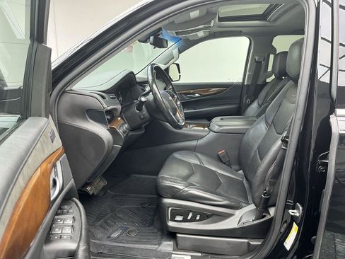 Used 2019 Cadillac Escalade Luxury AWD/4WD image 3