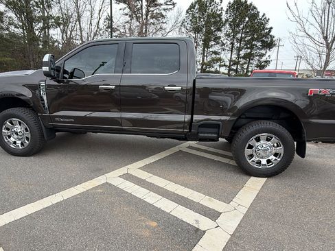 Used 2025 Ford F250 Lariat w/ Chrome Package image 11