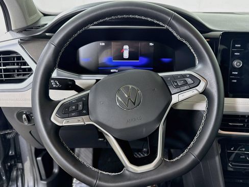 Used 2025 Volkswagen Taos SE FWD image 14