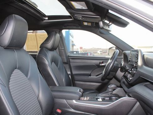 Used 2021 Toyota Highlander XSE image 16