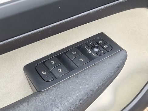 Used 2024 Volvo XC40 B5 Plus AWD/4WD image 21