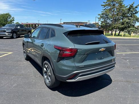 Used 2025 Chevrolet Trax LT FWD image 5