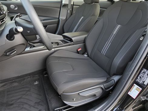 Used 2023 Hyundai Elantra SEL image 19
