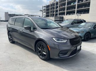 Used 2021 Chrysler Pacifica Touring-L w/ Uconnect Theater Family Group FWD video 2
