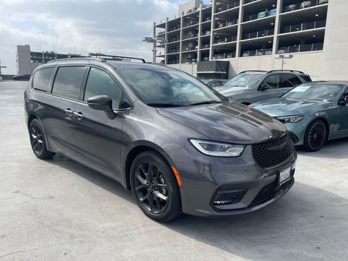 Used 2021 Chrysler Pacifica Touring-L w/ Uconnect Theater Family Group FWD image 2