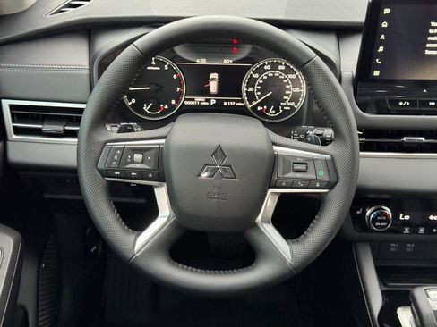 New 2025 Mitsubishi Outlander SE image 19