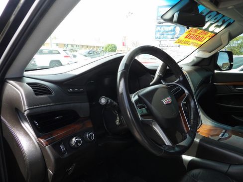 Used 2017 Cadillac Escalade Premium Luxury AWD/4WD image 6