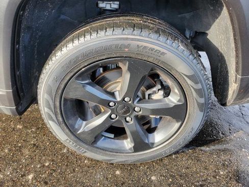 Used 2023 Jeep Grand Cherokee L Limited w/ Black Appearance Package image 31