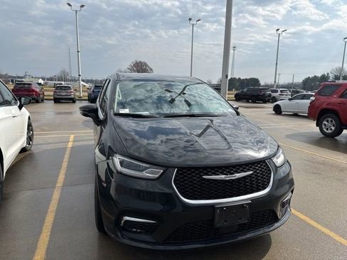 Used 2024 Chrysler Pacifica Touring-L image 7