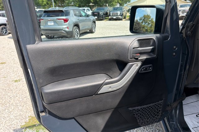 Used 2017 Jeep Wrangler Unlimited Rubicon w/ Connectivity Group AWD/4WD image 18